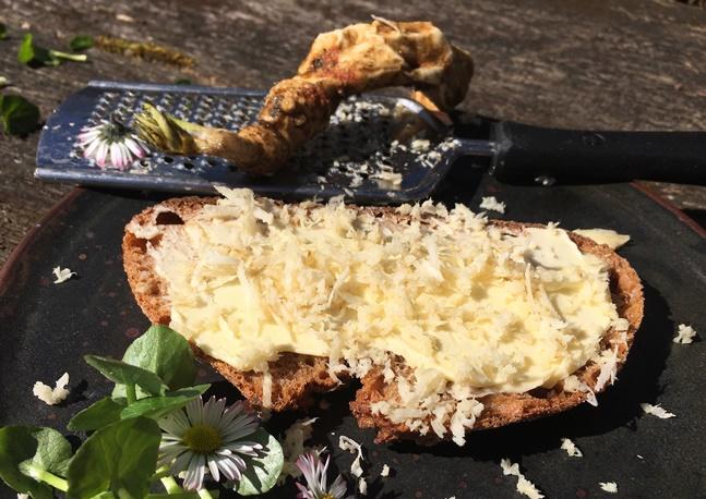 Eine Scheibe Brot mit geriebenem Merrettich