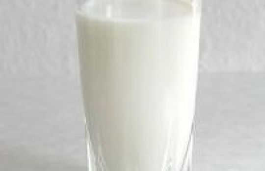 Ein Glas ist gefüllt mit Milch.