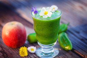 Grüner Smoothie mit Apfel.