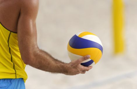 Beach-Volleyballspieler kurz vor dem Aufschlag.