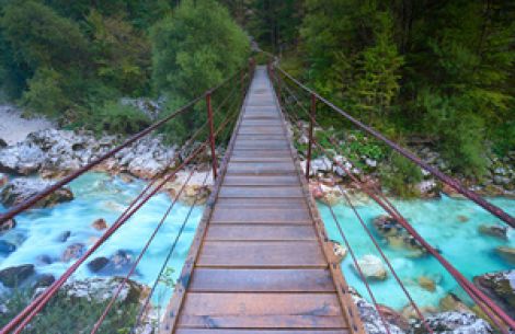 Hängebrücke im Soca-Tal in Slowenien